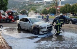 Alanya'da park halindeki lüks otomobil yandı