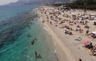 Alanya plajları bayram tatilinde yerli yabancı akınına...