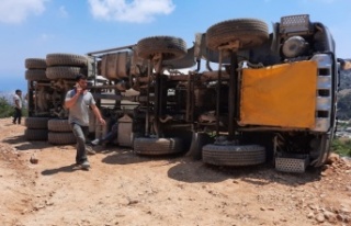 Alanya’da geri manevra yapan beton mikseri devrildi