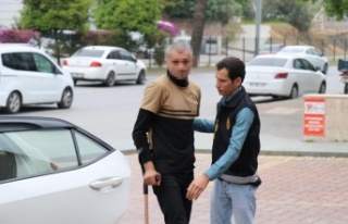 Alanya’da polis tarafından yakalanan bastonlu hırsız...