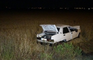 Alkollü sürücünün aracı plastik dubalara çarpıp...