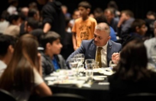 Antalya protokolü çocuklarla kahvaltı yapıp yaşlıların...