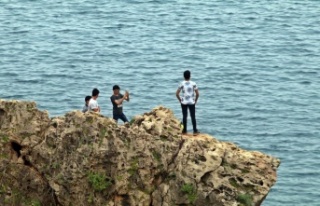Antalya’da ölüme meydan okuyan bayram pozları