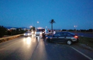 Arkadan çarptığı otomobil, refüjden atlayıp...