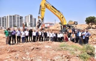 Başkan Tütüncü, Antalya’nın en büyük kütüphanesine...