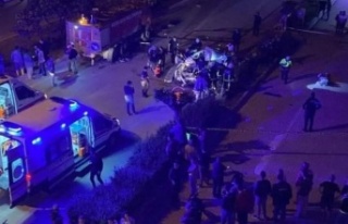 Belediyeye ait refüj sulayan su tankerine otomobil...