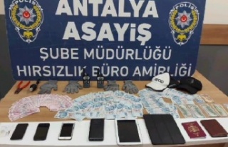 Bir araçtan 60 bin lira çalan hırsızlar İzmir’de...