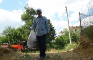 Çöpten hurda toplayarak geçimini sağlayan yaşlı...