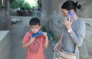 Elinde alkol şişesiye sokakta ateş edip arkadaşını...