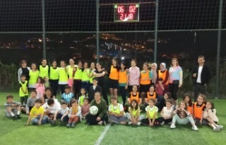 Erkek anneleri, kız annelerini yendi