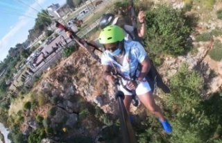 Falezlerin üzerindeki yamaç paraşütü heyecanı...