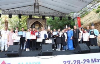 'Gülüklü Çorba' yarışmasında şefler...