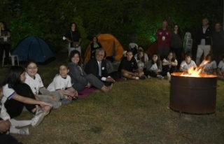 Kamp ateşi etrafında buluştular