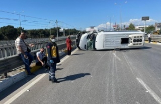 Kamyonla çarpışan minibüs yan yattı: 8'i...