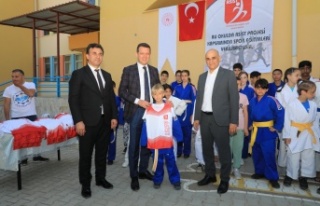 Kaymakam Ürkmezer'den Mahmutlar İlkokulu'na...