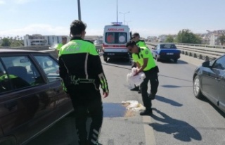 Kaza yapan araçtan yola dökülen yağı trafik polisi...
