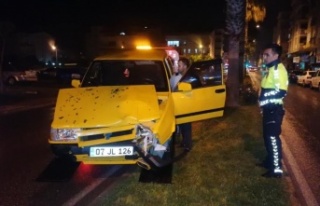 Kaza yapıp yaralanan gençler otomobili bırakıp...