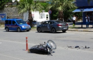 Kazada yaralılar şemsiye ile güneşten korundu