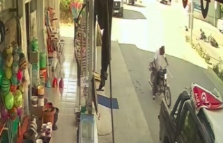 Kazada yola savrulan 3 yaşındaki çocuk yaralandı