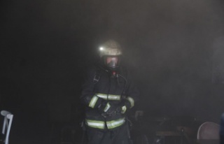 Mobilya mağazasının deposundaki yoğun duman korkuttu