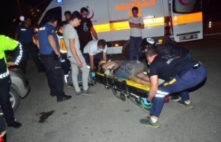 Motosiklet yayaya çarptı: 3 yaralı