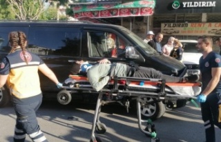 Motosikletiyle kavşakta beklerken ölümle burun...