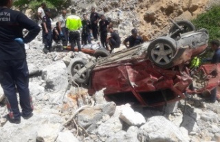 Otomobil 100 metrelik uçuruma yuvarlandı: 1 ölü,...