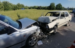 Otomobiller kafa kafaya çarpıştı: 3 yaralı