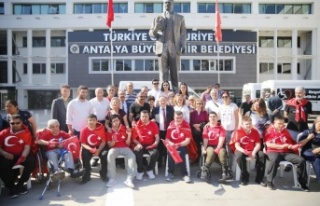 Özel bireyleri davul zurnayla askere uğurladılar
