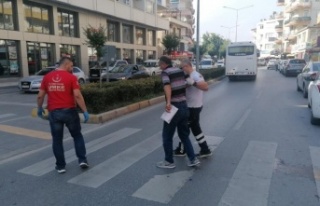 Park ederken çarptığı motosikletteki 2 kişi yaralandı