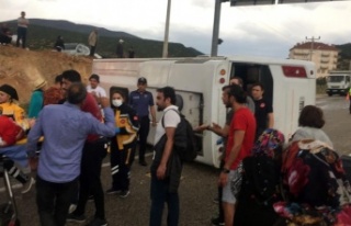 Romanya uyruklu turistleri taşıyan midibüs devrildi:...
