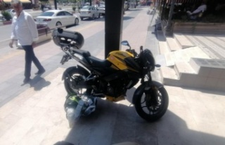 Seyir halinde otomobile temas eden motosiklet, yolda...