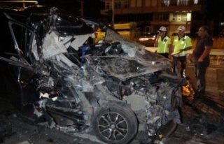 Tıra arkadan çarpıp hurdaya dönen ticari araç...