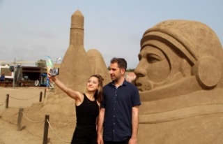 'Uzay Macerası' temalı kum heykellere...