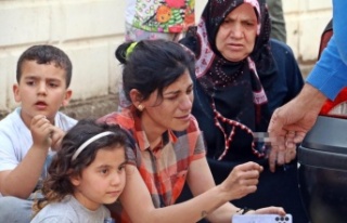 Yangında 2 çocuğu dumandan etkilenen anne gözyaşlarını...