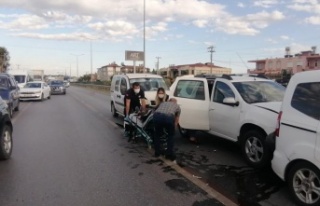 Yayaya yol vermek isterken zincirleme kazaya neden...