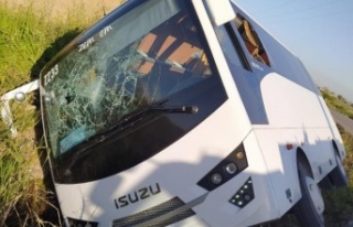 Yoldan çıkan midibüs yan yattı: 4 yaralı