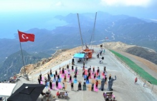2365 metrelik dağın zirvesinde pilates yaptılar