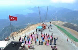 2365 metrelik dağın zirvesinde pilates yaptılar