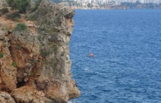 30 metrelik falezlerden denize ölümüne atlayış
