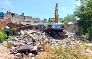 Akdeniz’de bir metruk bina daha yıkıldı