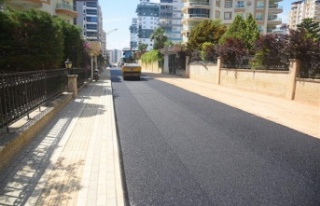 Alanya Belediyesi sıcak asfalt çalışmasına Mahmutlar'da...