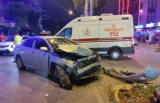 Alanya'da ana caddeye kontrolsüz çıkıp kamyonete...