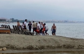 Alanya'da serinlemek için denize giren turist...