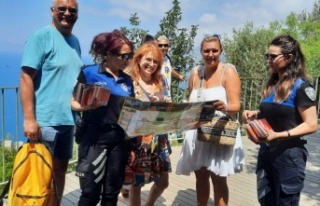 Alanya’da polis turistlere rehber oluyor