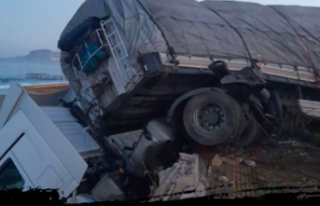 Alanya’da TIR ile çekici çarpıştı!