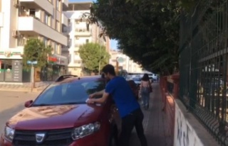Araçlarla kaplı kaldırımlara mahalleli tepki gösterdi:...