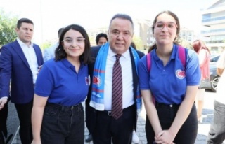 Başkan Böcek öğrencilerin karne heyecanına ortak...