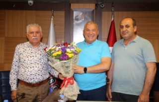 Başkan Şahin'e hal esnafından çiçekli teşekkür