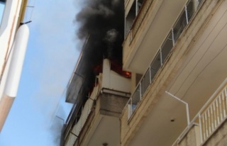 Bunalıma giren yaşlı adam evini yakıp, balkondan...